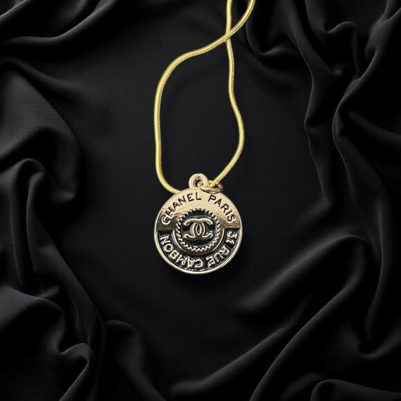 Black/Gold Chanel Round Zipper Pull Button Charm & Free 18in Gold Plated Chain - Picture 2 of 3